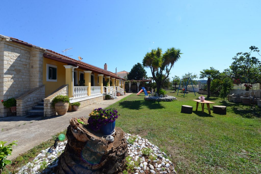 villa-anna-corfu-garden-frontside-view