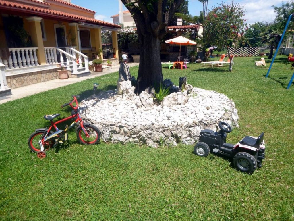villa-anna-corfu-garden-kids-toys