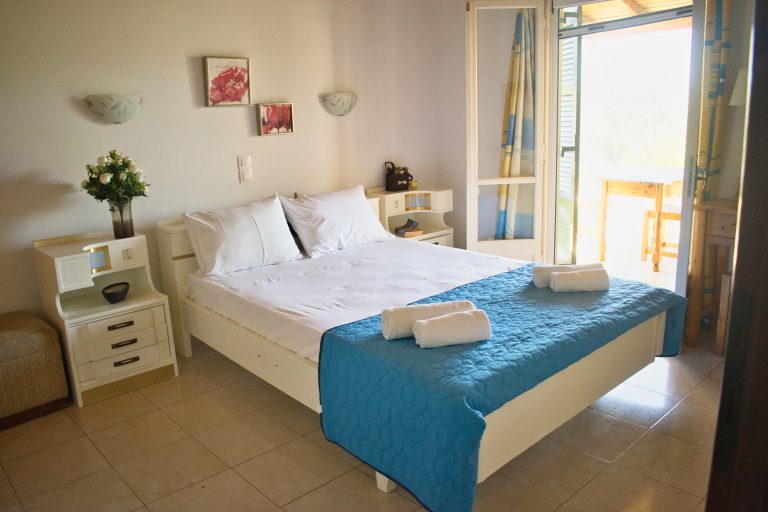 villa-anna-almyros-beach-apartment-bedroom1-1